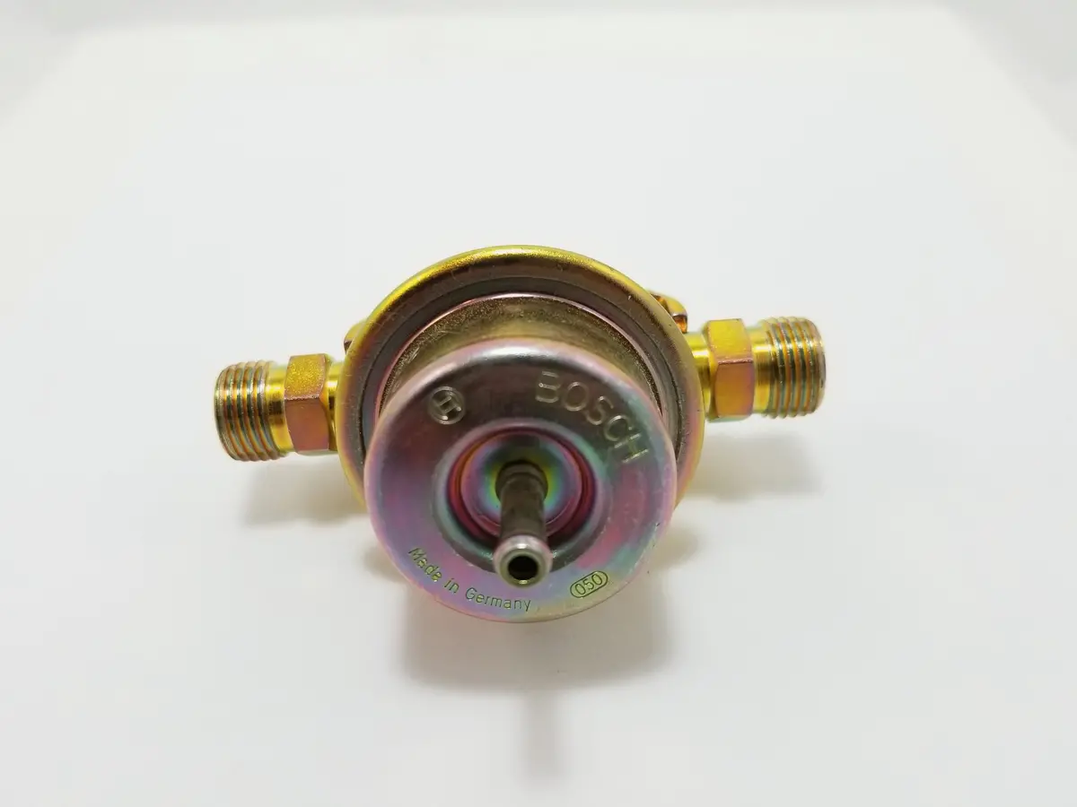 928 110 198 26 - Fuel Pressure Regulator - Rear Right - 80 To 86 2