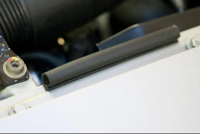 928 504 551 03 - Hood Seal - Right Or Left - 89 To 95 1