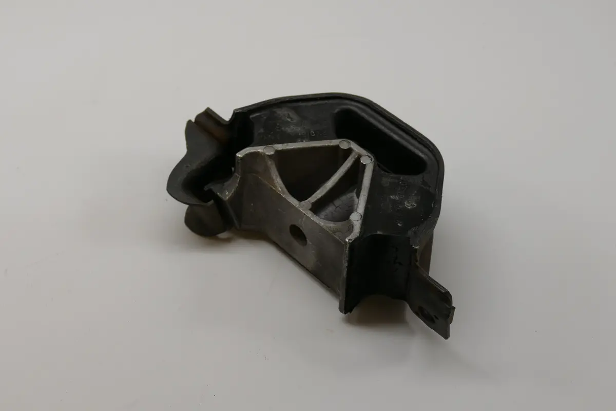 928 375 043 04 - Engine Mount 77 To 82 1