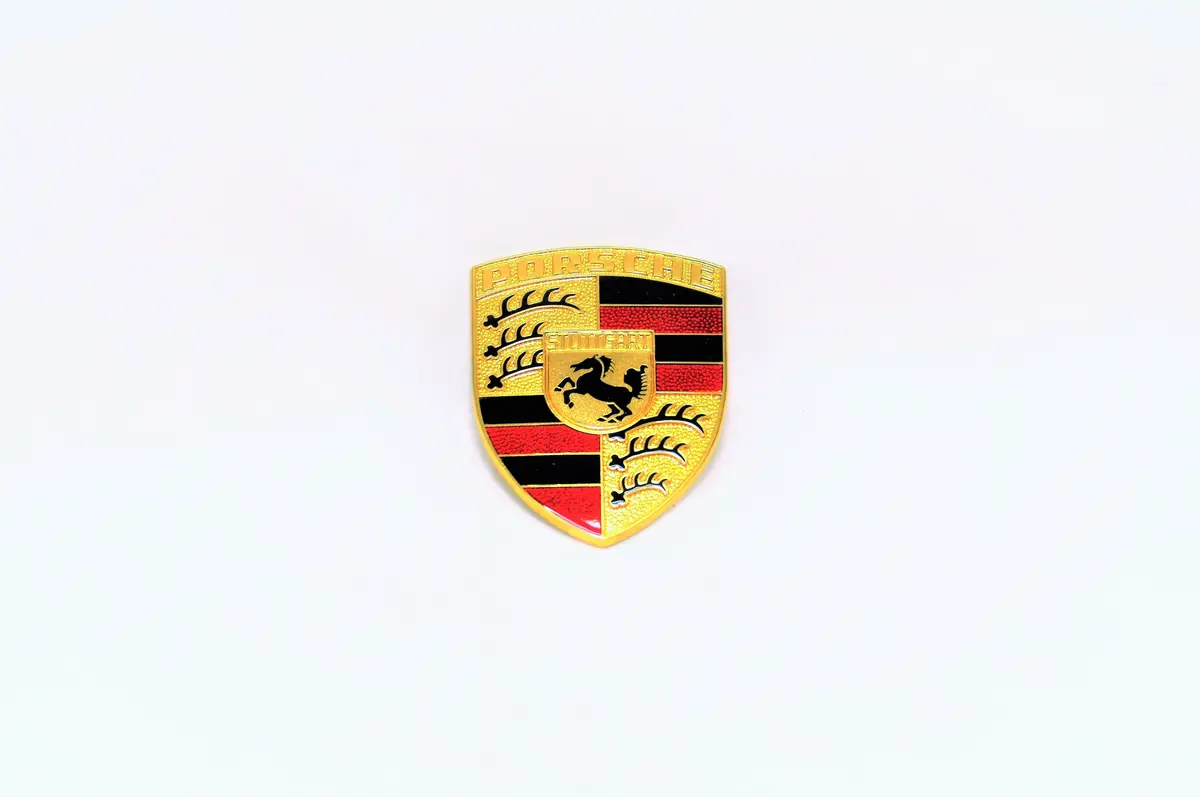 901 559 210 28 - Porsche Hood Crest 1